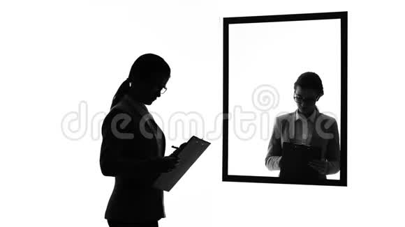 商业女性照镜子梦想有男朋友生活优先视频的预览图