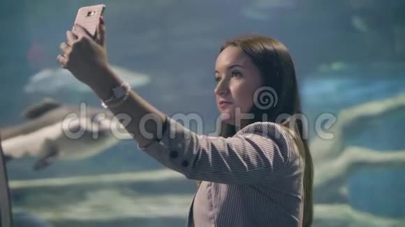 海洋馆背景鱼手机自拍照片的美女视频的预览图