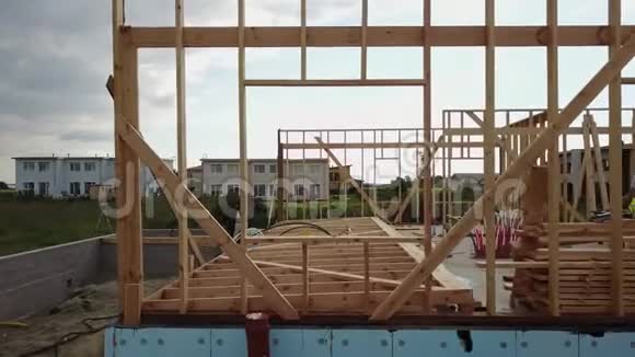 木结构房屋鸟瞰图视频的预览图