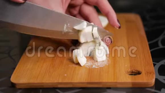 切煮鸡蛋女性用手在木切割板上切一把大刀视频的预览图