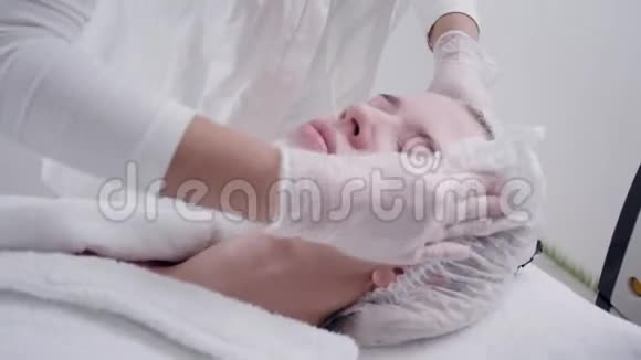 医生从病人脸上取出凝胶涂上治疗霜抗痘光疗美丽的女人视频的预览图