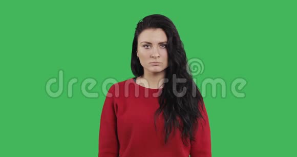 一头黑色长发的女性白种人模特很生气视频的预览图