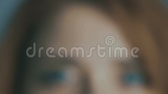 一部分年轻女性的脸蓝色的眼睛闪烁模糊的焦点自然美的概念健康医学和基因视频的预览图