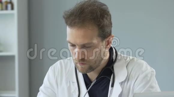 男医生在医院检查鼻骨X光填写文件视频的预览图