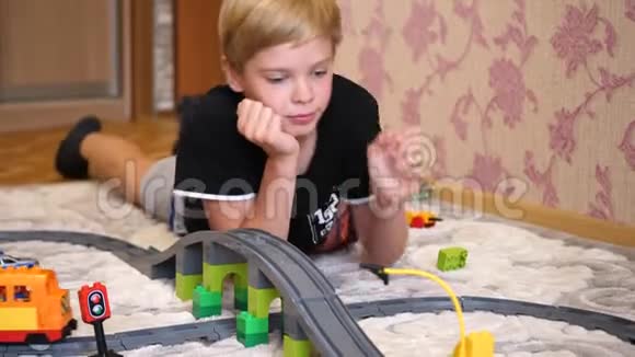 孩子和孩子们一起玩铁路一个少年在游戏室里玩一套建筑收藏视频的预览图