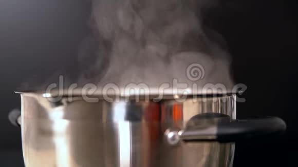 关闭从炉子上的锅中升起的蒸汽视频的预览图