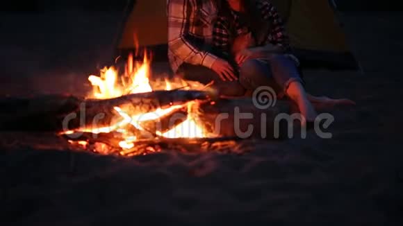 友谊爱情和关系的概念一对年轻幸福的夫妇晚上在海滩上玩篝火视频的预览图