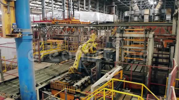 带有机器人手臂的工厂设备视频的预览图