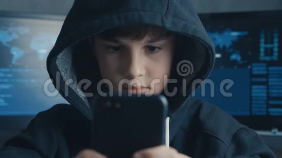 年轻的蒙面黑客小子用智能手机劫持天才少年神奇黑客系统在网络空间视频的预览图