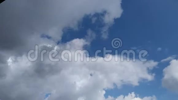乌云在蓝天上掠过视频的预览图