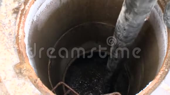 工人带软管泵排污排水孔应急服务视频的预览图