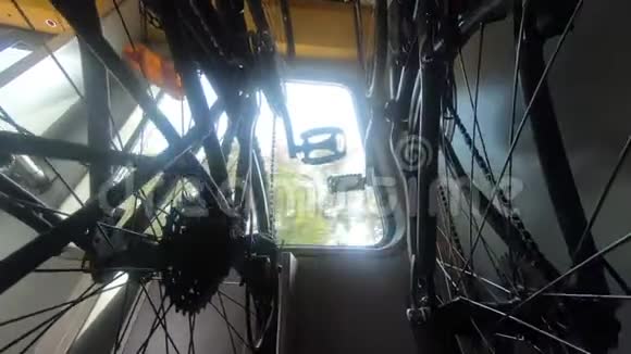 在火车上挂在架子上的自行车户外活动的概念视频的预览图