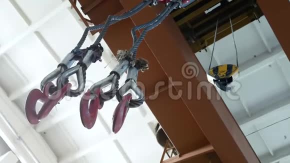 货物起重机的金属吊钩在金属仓库工作产品运输视频的预览图