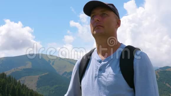 肖像画的人侧目欣赏山谷的山景视频的预览图