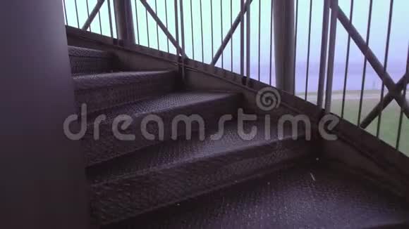 金属楼梯内的全景塔视频的预览图