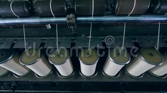 工厂机器与旋转切割在一个设施视频的预览图