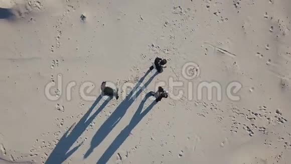 空中射击三个男人在沙漠的两侧发散太阳在沙滩上投下阴影上景药物管制视频的预览图