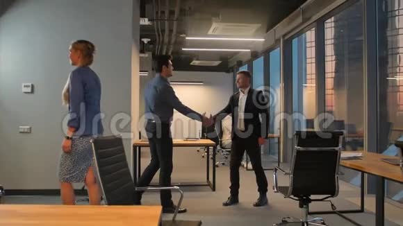 两个商人握手视频的预览图