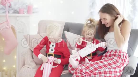 妈妈和她的孩子们打开圣诞礼物视频的预览图