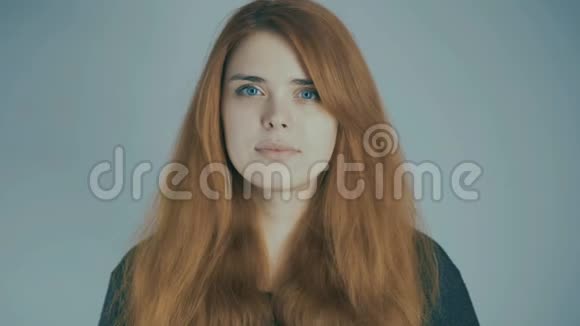 红发年轻女子在演播室背景上微笑自然美的概念情感生活方式视频的预览图
