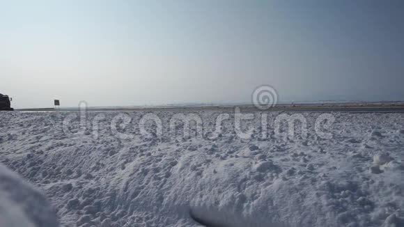 清雪车清理雪道撒盐专车从库页岛上的积雪中清扫道路视频的预览图