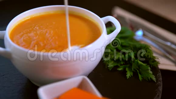 添加奶油的南瓜汤厨师视频的预览图