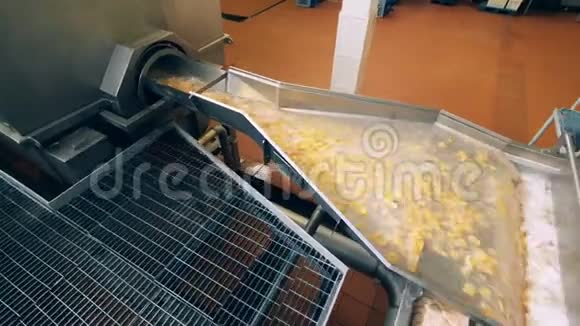土豆小吃是用工业设备加工的视频的预览图