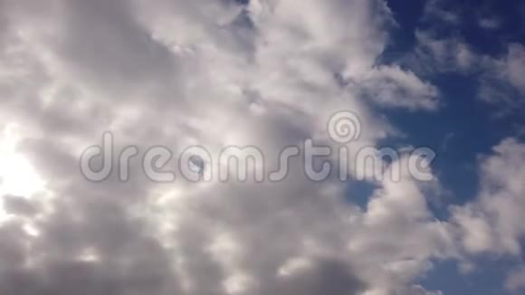 阿尔托积云在时间流逝与白光效应吹在天空视频的预览图