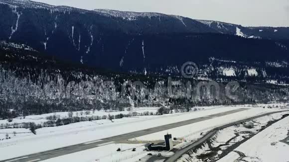 山腰机场有一条跑道周围有很多雪空中拍摄4k视频的预览图