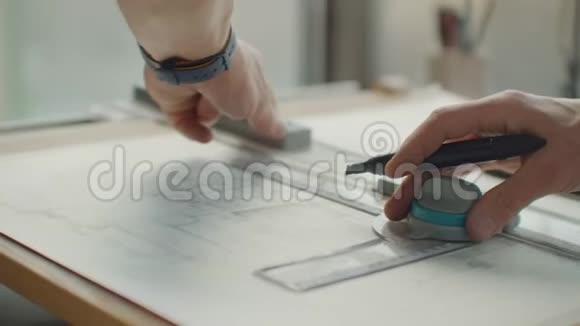 工程师用铅笔和尺子在桌子上画建筑物一个建筑师在纸上创造建筑设计视频的预览图