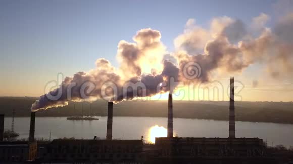 四根烟斗来自日落天空背景下的工厂烟囱视频的预览图