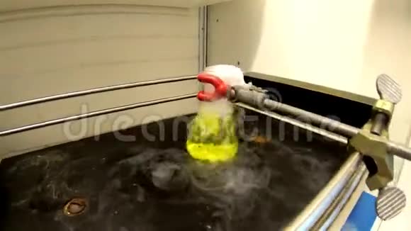 化学实验室自动摇床黄色溶液摇床视频的预览图
