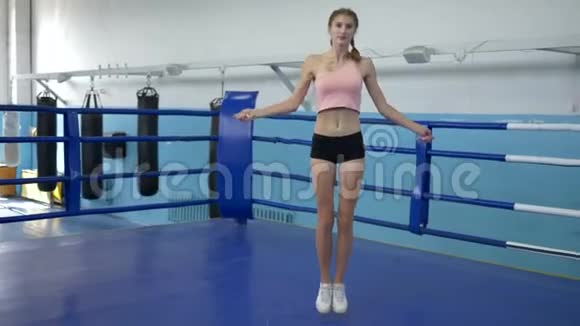 Cardio训练年轻女子运动员在锻炼时用跳绳做跳绳运动视频的预览图