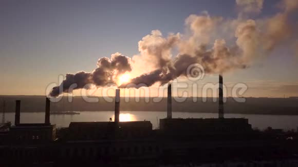 日落天空背景下工厂烟囱冒出的烟视频的预览图