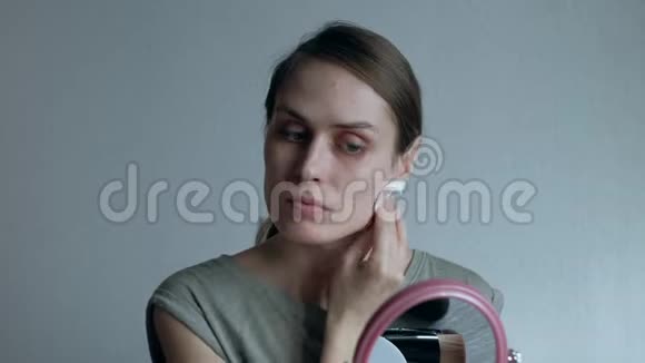 女人在早上保养皮肤女性在家平凡的一天视频的预览图
