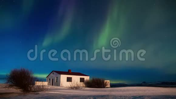 小屋上方的北极光冰岛冬季景观时光流逝视频的预览图