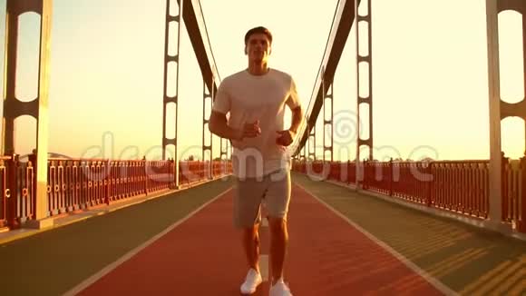 男人沿着桥跑视频的预览图