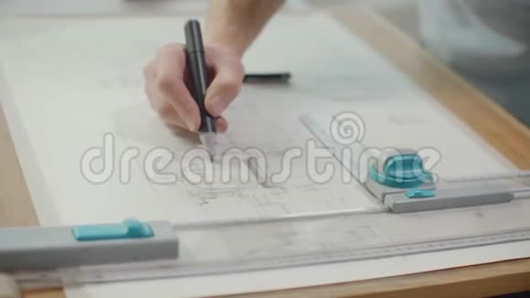 工程师用铅笔和尺子在桌子上画建筑物一个建筑师在纸上创造建筑设计视频的预览图