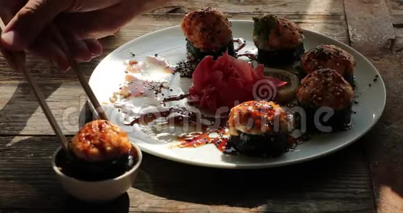 寿司用筷子烤卷蘸酱油视频的预览图
