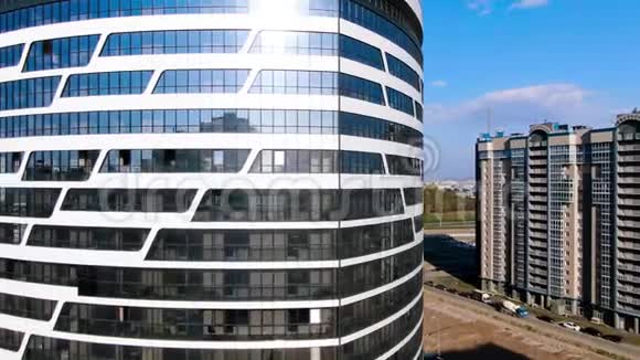 办公楼带玻璃立面蓝色多云天背景旅途近现代商务中心的航空视频的预览图