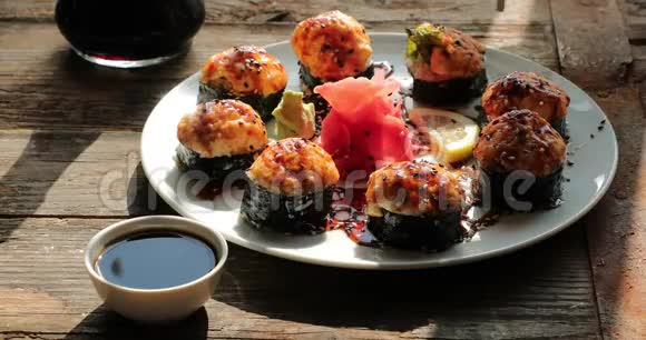 寿司用的筷子用烤卷和芥末蘸酱油视频的预览图