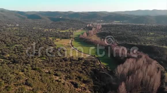 空中飞行在一个美丽的绿色山谷在一个乡村景观西班牙安达视频的预览图