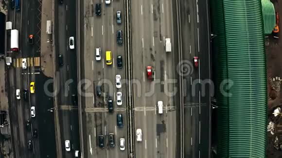 城市道路交通堵塞开始时的高空俯视图视频的预览图