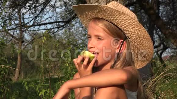在村庄院子里吃苹果在果园里吃水果的农夫女孩视频的预览图
