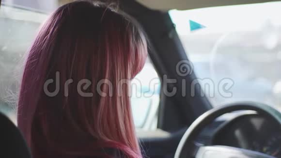 年轻时尚时髦的女人开车一头粉红色头发的漂亮时髦女人视频的预览图