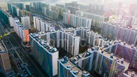 高层建筑新现代居住区鸟瞰旅途在新的五颜六色的房子上面混凝土视频的预览图