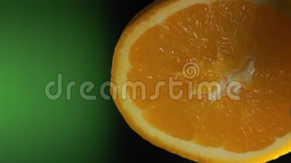 慢速运动挤压橙汁垂直视频视频的预览图