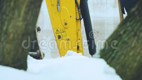 挖掘机和工人一起在冬天进行修理工作视频的预览图