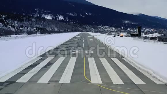 从角度看飞机正在起飞雪山机场跑道4k视频的预览图