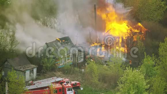 房子着火了消防车着火了视频的预览图